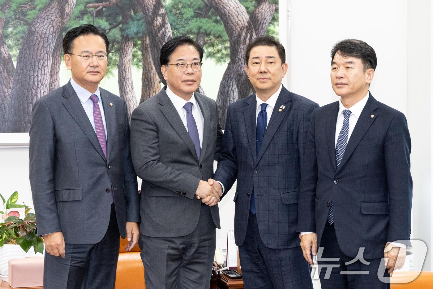 김병기 더불어민주당 원내대표, 문진석 원내운영수석부대표, 송언석 국민의힘 원내대표, 유상범 원내운영수석부대표가 18일 서울 여의도 국회 운영위원장실에서 대장동 사건 항소 포기 국정조사와 관련한 협상을 위해 모여 포즈를 취하고 있다. 2025.11.18/뉴스1 ⓒ News1 이승배 기자