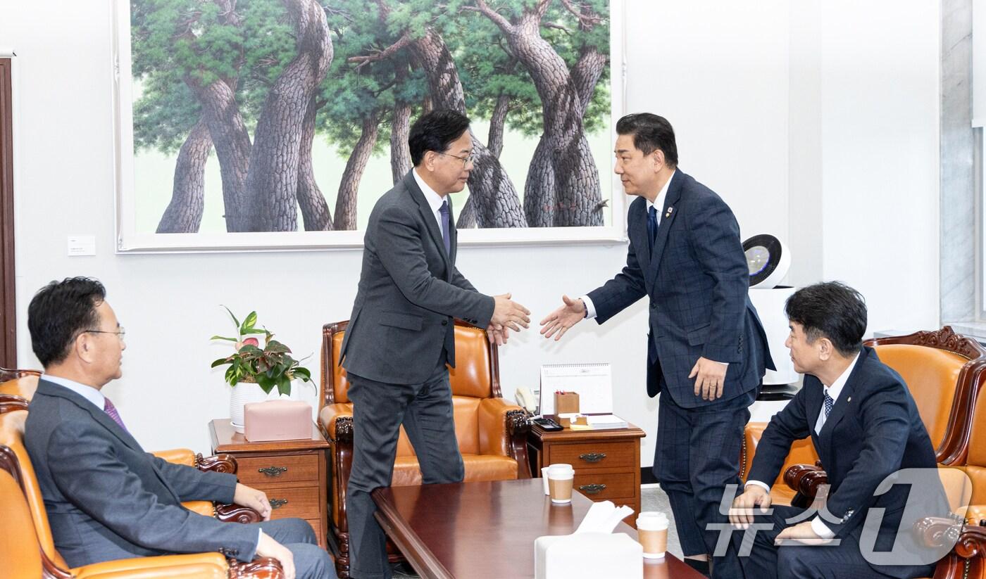 김병기 더불어민주당 원내대표와 송언석 국민의힘 원내대표가 18일 서울 여의도 국회 운영위원장실에서 대장동 사건 항소 포기 국정조사와 관련한 협상 전 악수하고 있다. 2025.11.18/뉴스1 ⓒ News1 이승배 기자