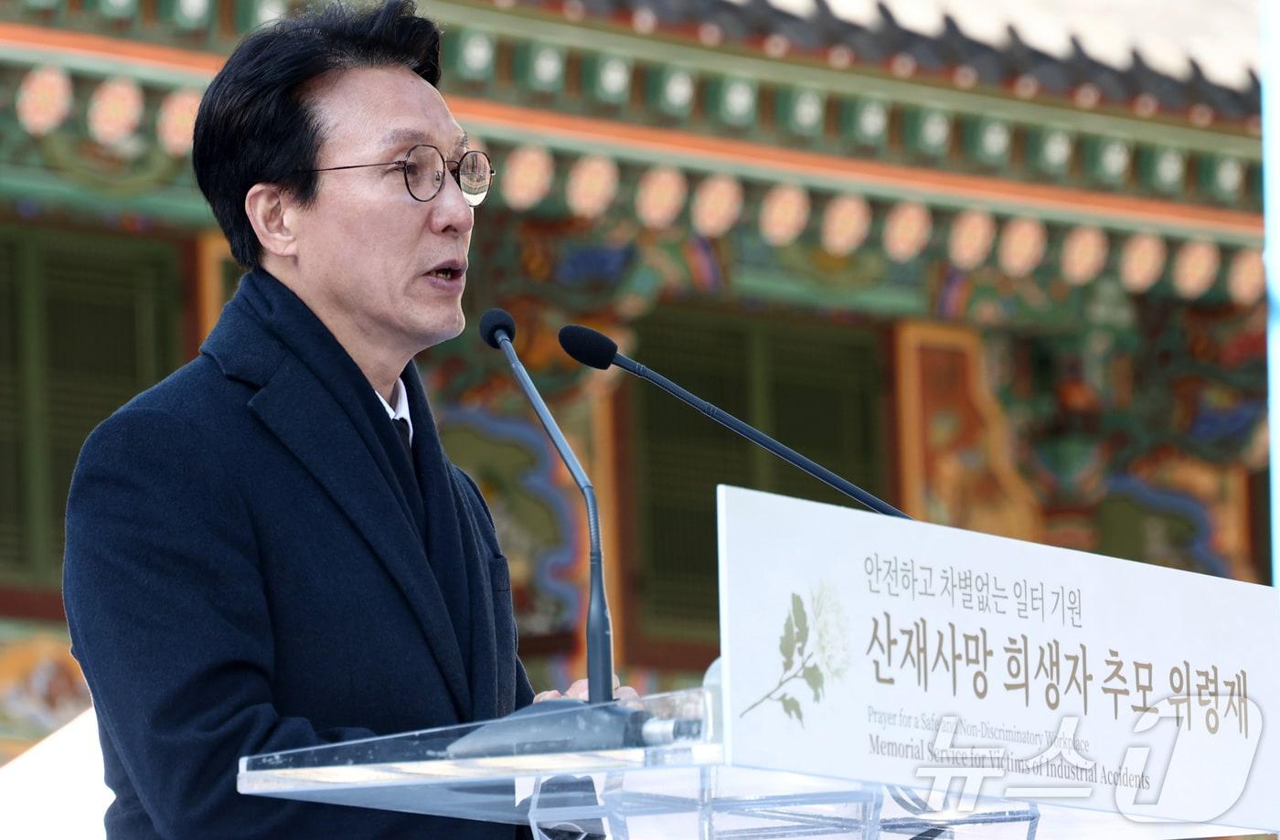 김민석 국무총리가 지난 18일 오후 서울 종로구 조계사에서 열린 산재사망 희생자 추모 위령재에서 추모사를 하고 있다. 2025.11.18/뉴스1 ⓒ News1 청사사진기자단