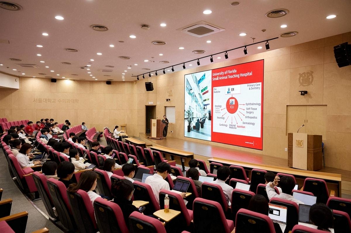 본문 이미지 - 서울대학교 수의과대학에서 강연하는 치에 사이토 이시이 수의사(로얄캐닌 제공) ⓒ 뉴스1