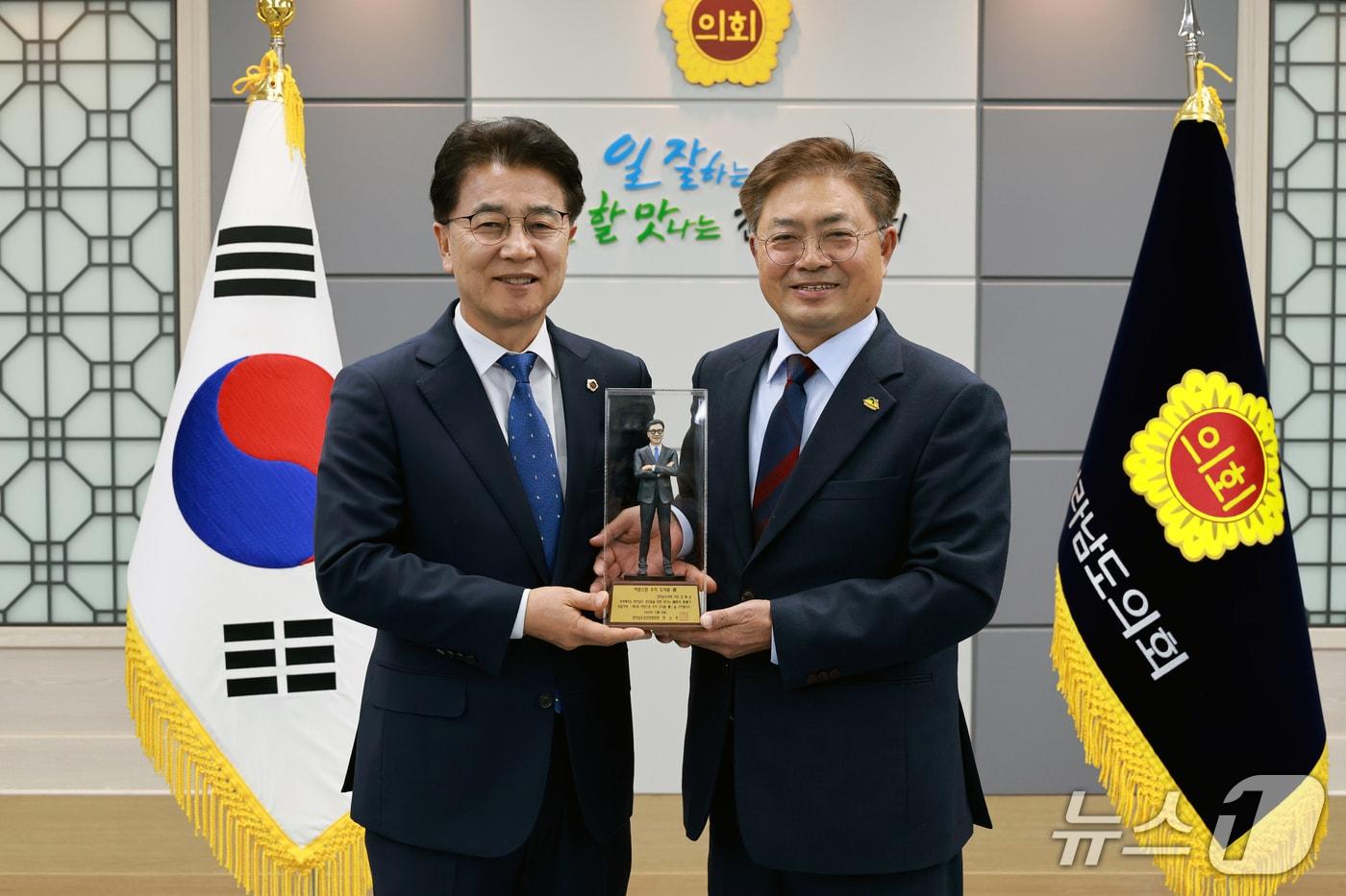 김태균 전남도의회 의장&#40;왼쪽&#41;이 전남상인연합회로부터  &#39;제1회 자랑스런 우리 도의원상&#39;을 수상한 뒤 기념사진을 찍고 있다.&#40;전남도의회 제공,재판매 및 DB금지&#41;/뉴스1