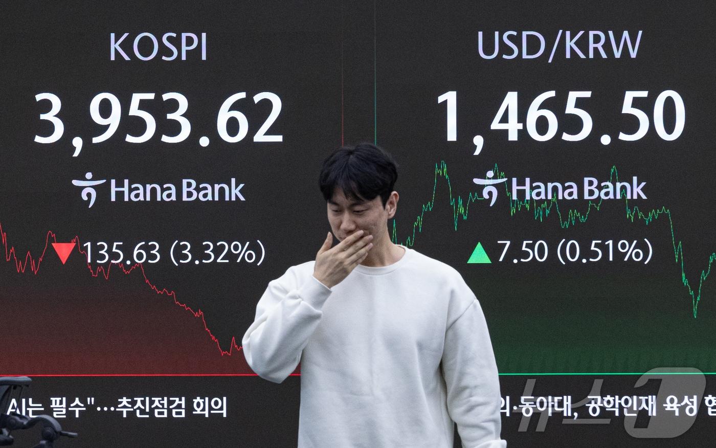 18일 오후 서울 중구 하나은행 본점 딜링룸 전광판에 증시 종가가 표시되고 있다. 이날 코스피 지수는 전 거래일 대비 135.63p&#40;3.32%&#41; 하락한 3,953.62, 코스닥 지수는 23.97p&#40;2.66%&#41; 내린 878.70으로 장을 마감했다. 2025.11.18/뉴스1 ⓒ News1 이재명 기자