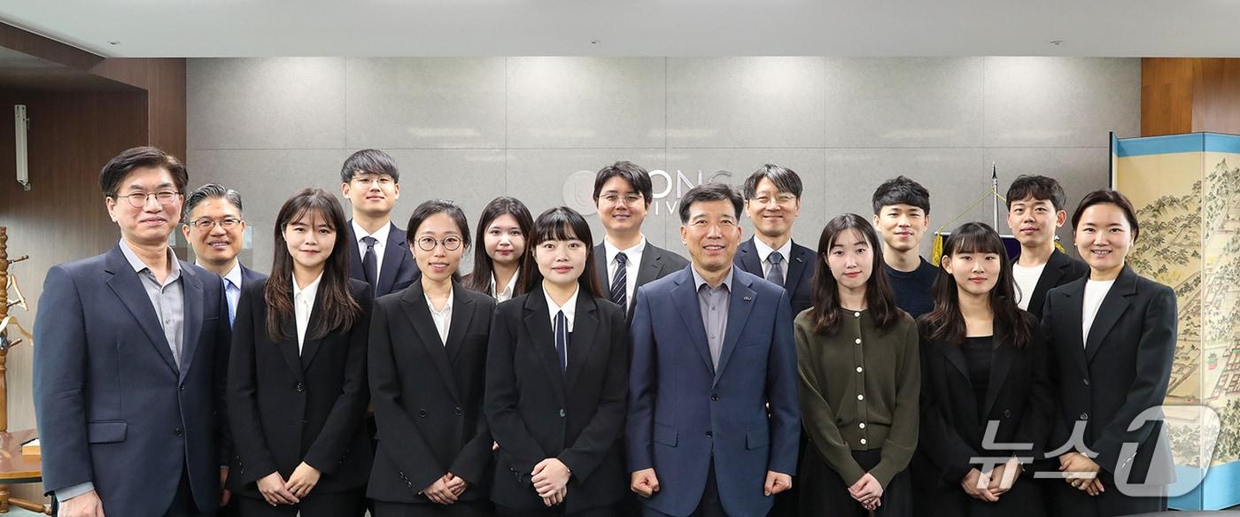 동아대 로스쿨 출신 2026년 검사, 로클럭 합격자들이, 이해우 동아대 총장, 법학전문대학원 교수들과 기념촬영하고 있다. &#40;동아대 제공. 재판매 및 DB 금지&#41;