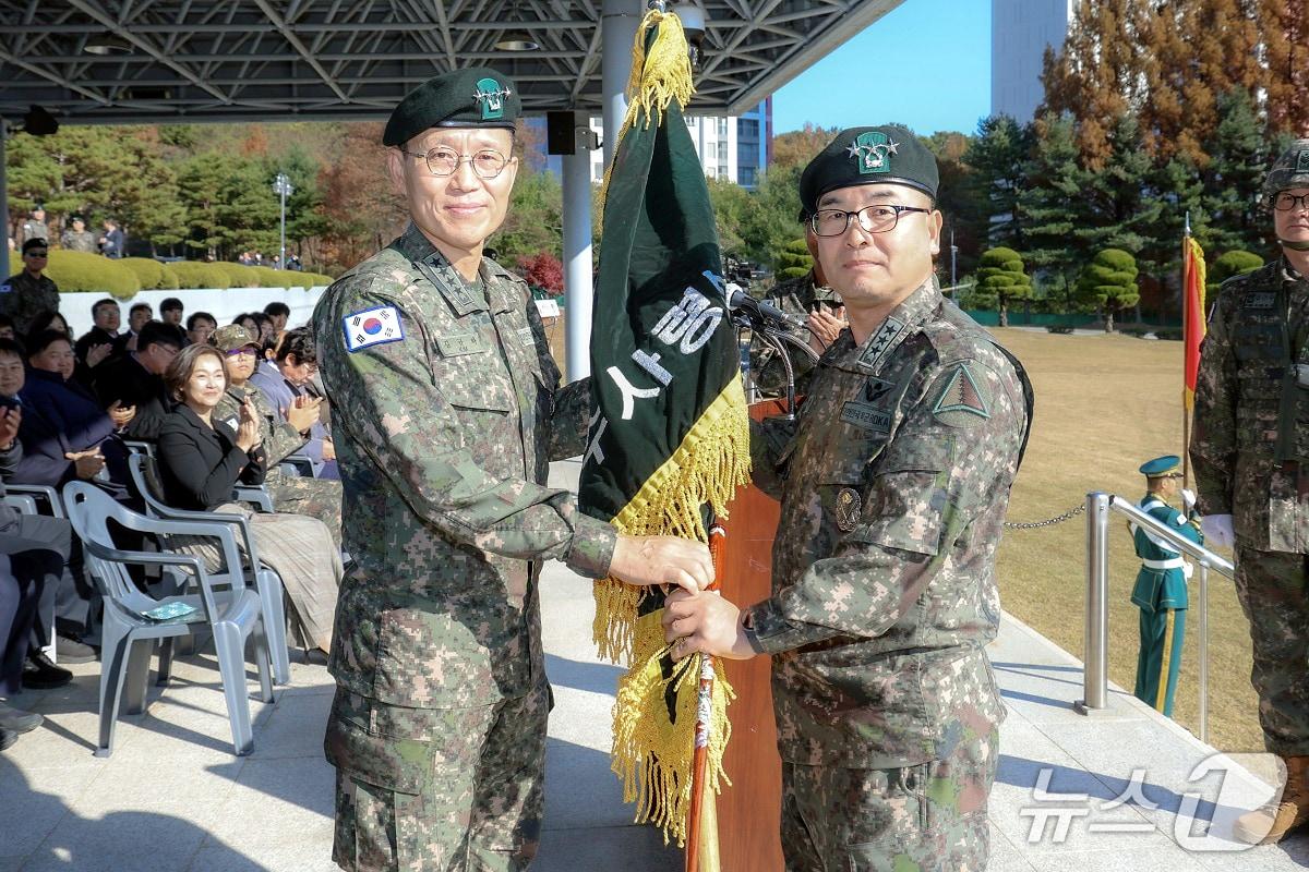 본문 이미지 - 취임하는 박춘식 육군군수사령관&#40;오른쪽, 중장&#41;이 김규하 육군참모총장&#40;왼쪽, 대장&#41;으로 부터 부대기를 받고 있다. &#40;육군 군수사령부 제공. 재판매 및 DB금지&#41; 2025.11.18/뉴스1
