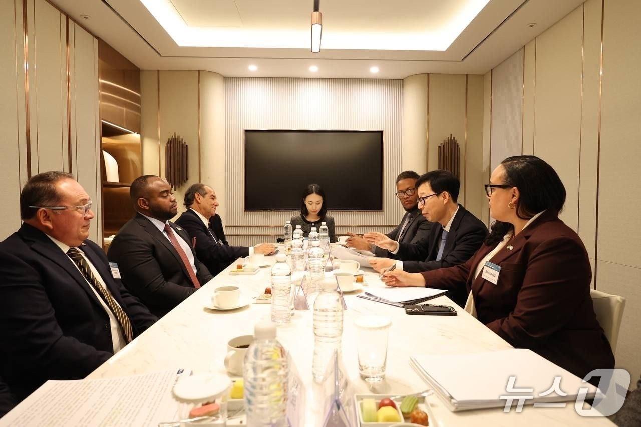 본문 이미지 - 박윤주 외교부 1차관은 18일 제15차 한-카리브 고위급 포럼 참석차 방한한 트리니다드토바고, 벨리즈, 도미니카공화국, 바하마, 그레나다 등 카리브 5개국 장차관급 고위 대표들을 합동 면담했다. 2025.11.18. &#40;외교부 제공&#41;