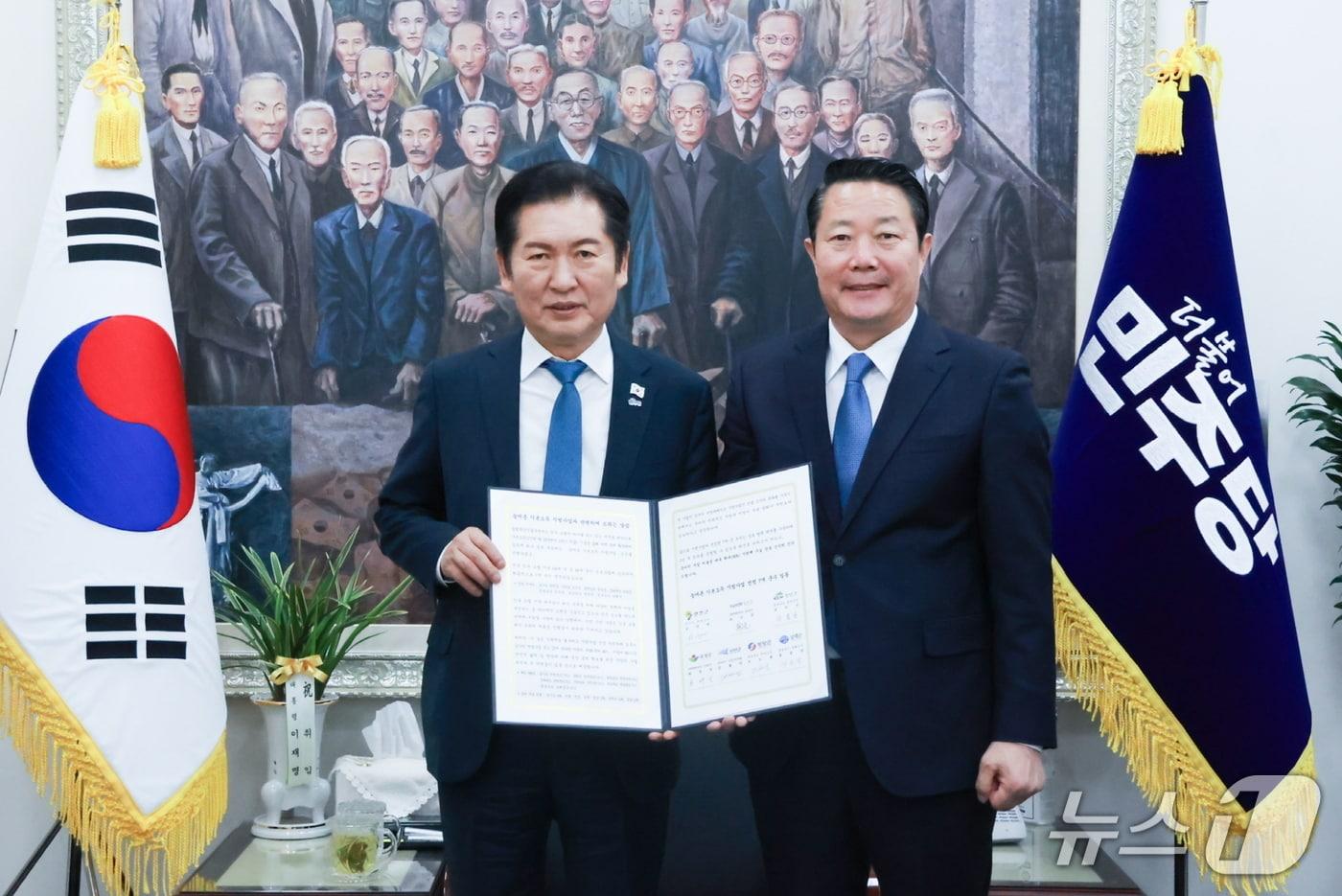 지난 17일 국회를 방문한 최영일 전북 순창군수&#40;오른쪽&#41;가 정청래 더불어민주당 대표와 기념 촬영을 하고 있다.&#40;순창군 제공. 재판매 및 DB금지&#41;/뉴스1 