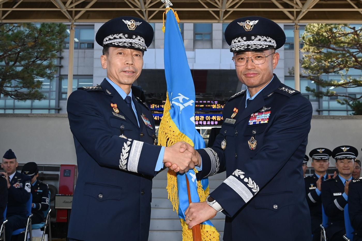 제41대 공군작전사령관 김형수 중장&#40;왼쪽&#41;이 취임하는 제42대 차준선 중장&#40;오른쪽&#41;에게 지휘권을 상징하는 부대기를 이양하고 있다.&#40;공군작전사령부 제공&#41;