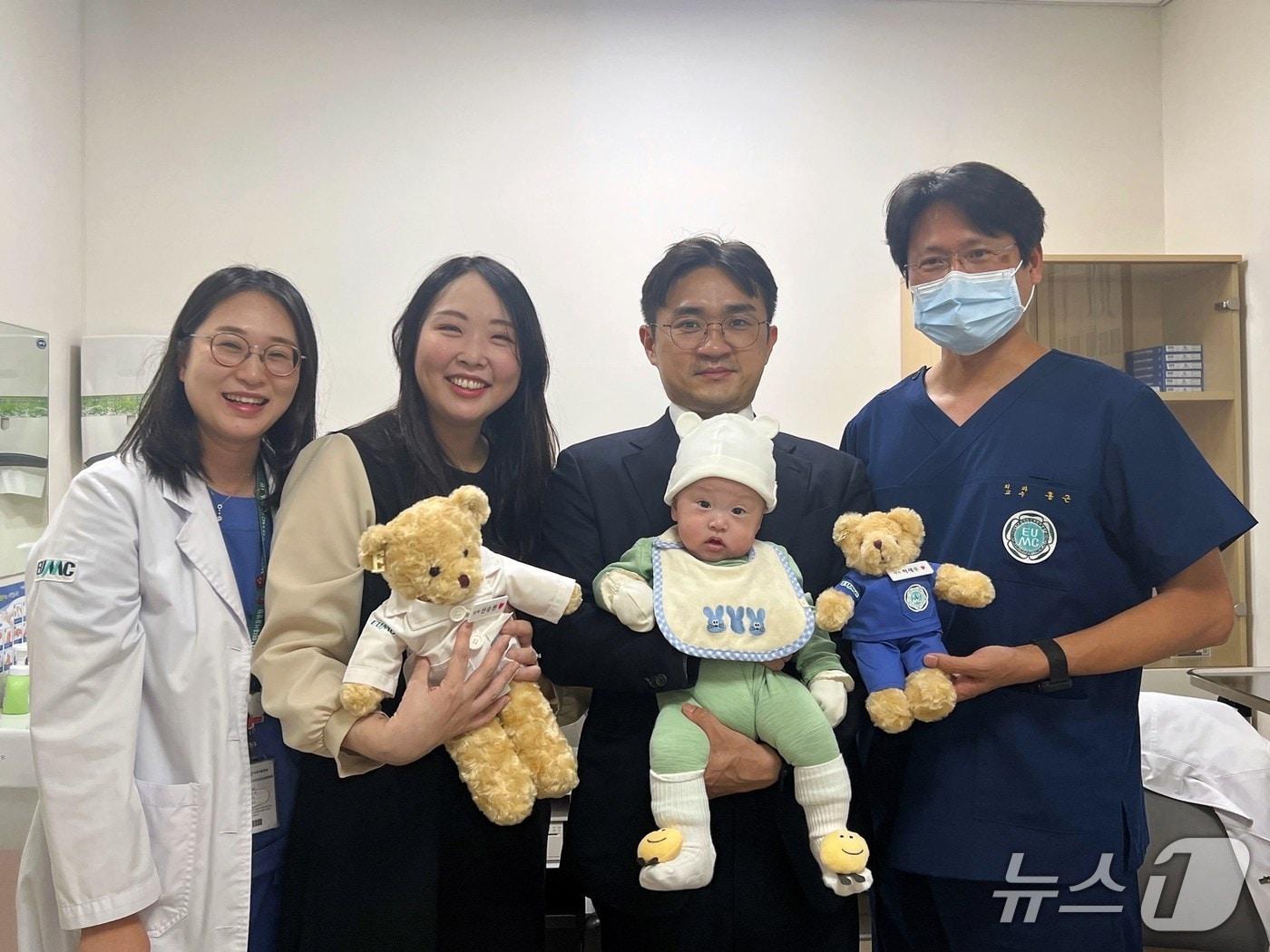 본문 이미지 - &#40;왼쪽부터&#41; 조유경 이대서울병원 장기이식코디네이터, 산모와 남편·아기, 홍근 이대서울병원 장기이식센터장 &#40;이화의료원 제공&#41; 2025.11.18/뉴스1