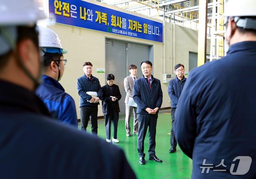 본문 이미지 - 대전교통공사 이광축사장(가운데)이 취임 후 첫 행보로 도시철도 판암차량기지를 방문하며, 현장 중심 안전경영 추진을 강조했다. (대전교통공사 제공. 재판매 및 DB금지) 2025.11.18/뉴스1
