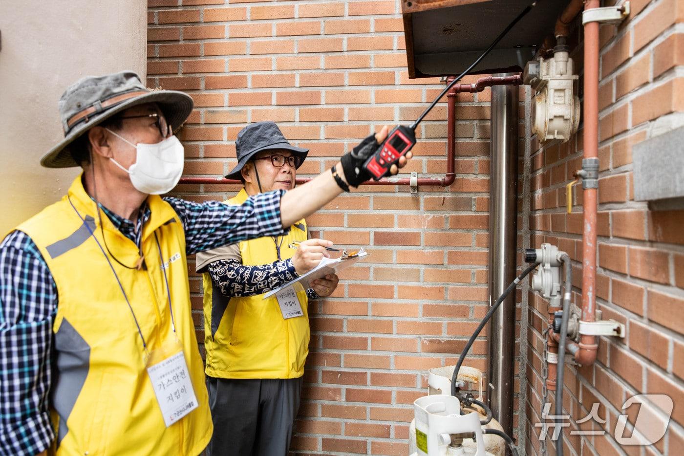 전북지역 어르신들이 가스점검 노인일자리 사업에 참여하고 있다.&#40;전북도 제공. 재판매 및 DB금지&#41;/뉴스1 