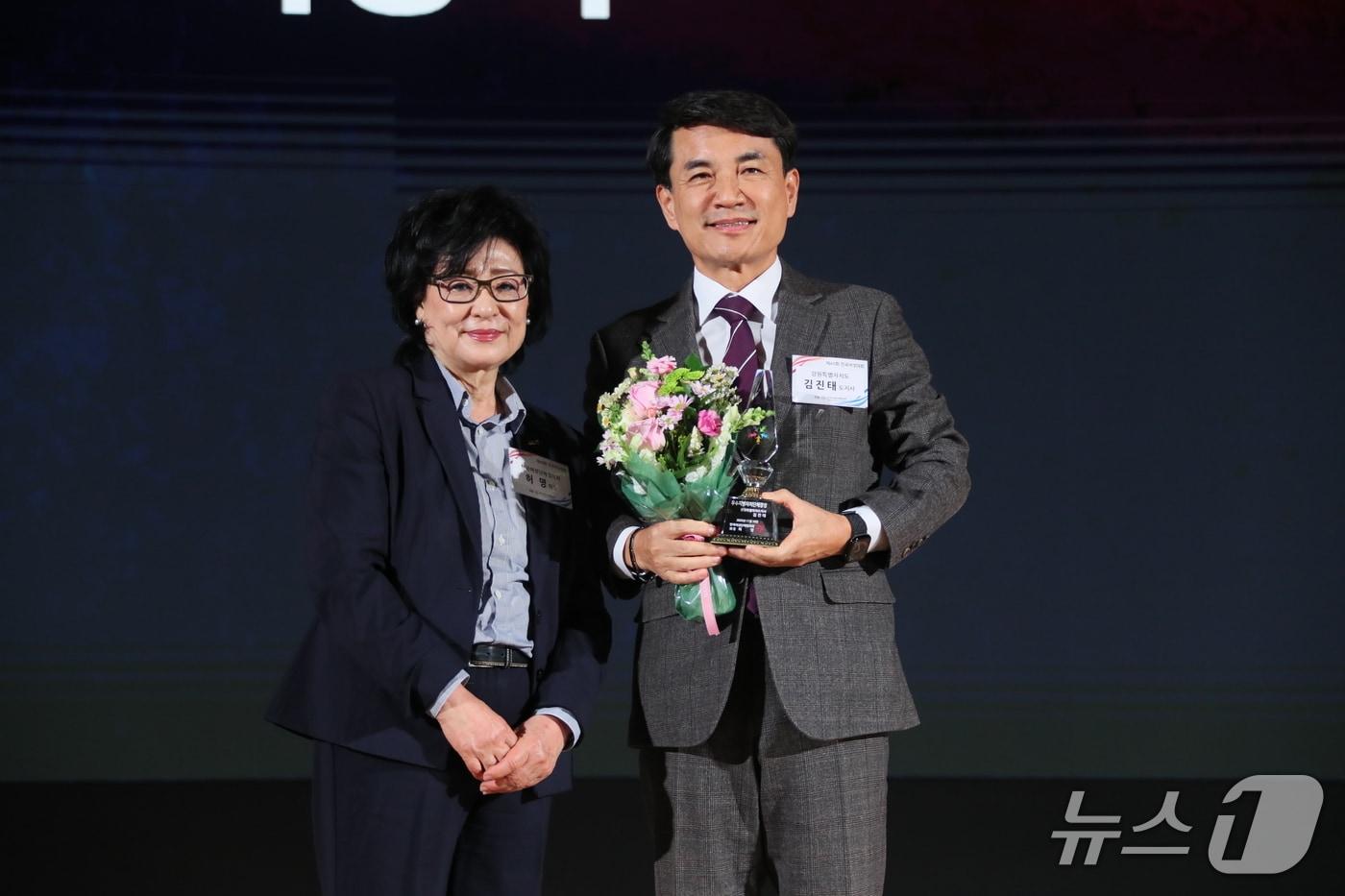 김진태 강원도지사는 18일 서울 코엑스에서 열린 &#39;제60회 전국여성대회&#39;에서 우수지방자치단체장상을 수상했다.&#40;강원도 제공. 재판매 및 DB금지&#41;/뉴스1