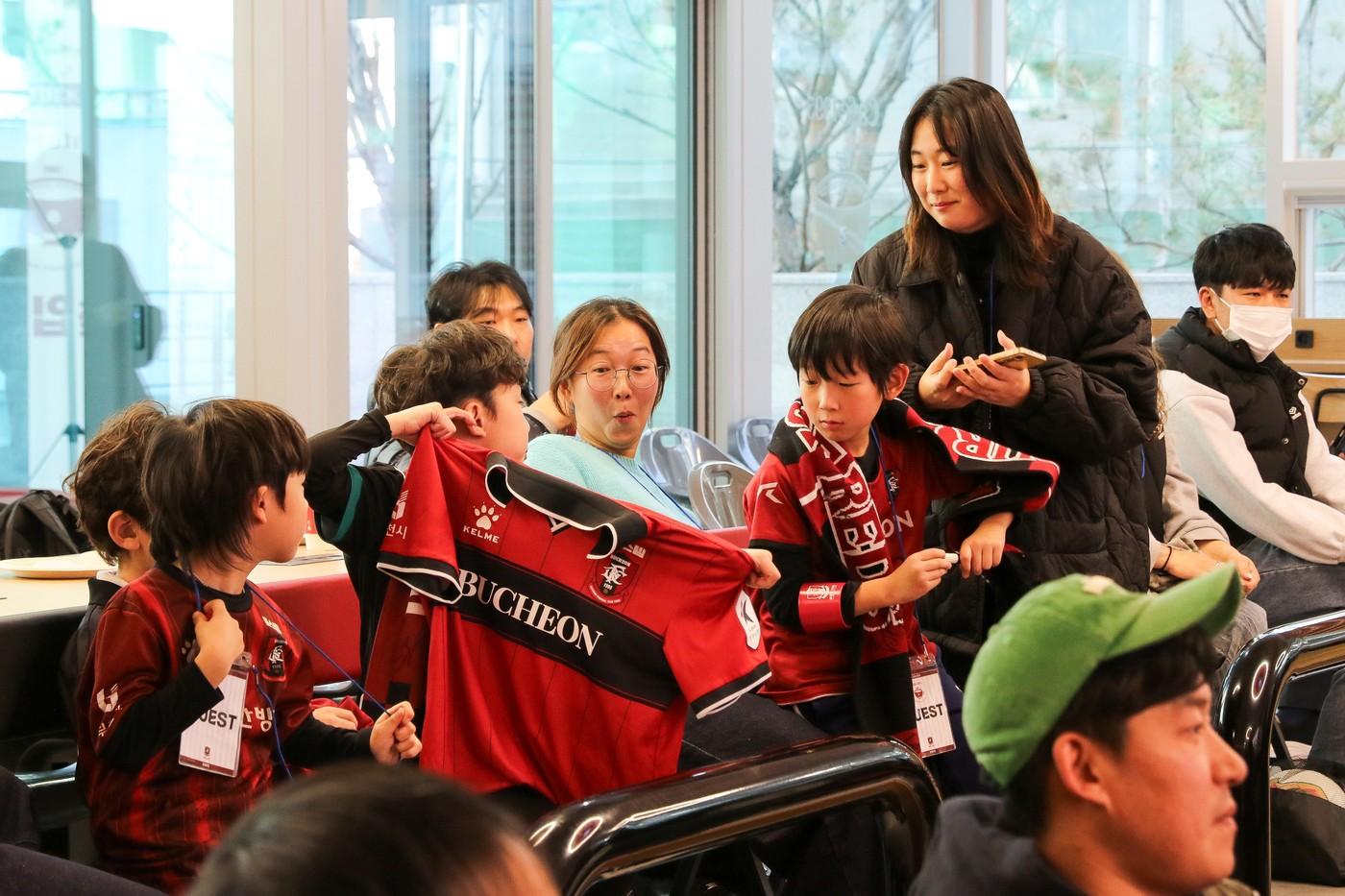  &#39;Cafe 1995&#39; 개장식을 찾은 부천 팬들&#40;부천 제공&#41;