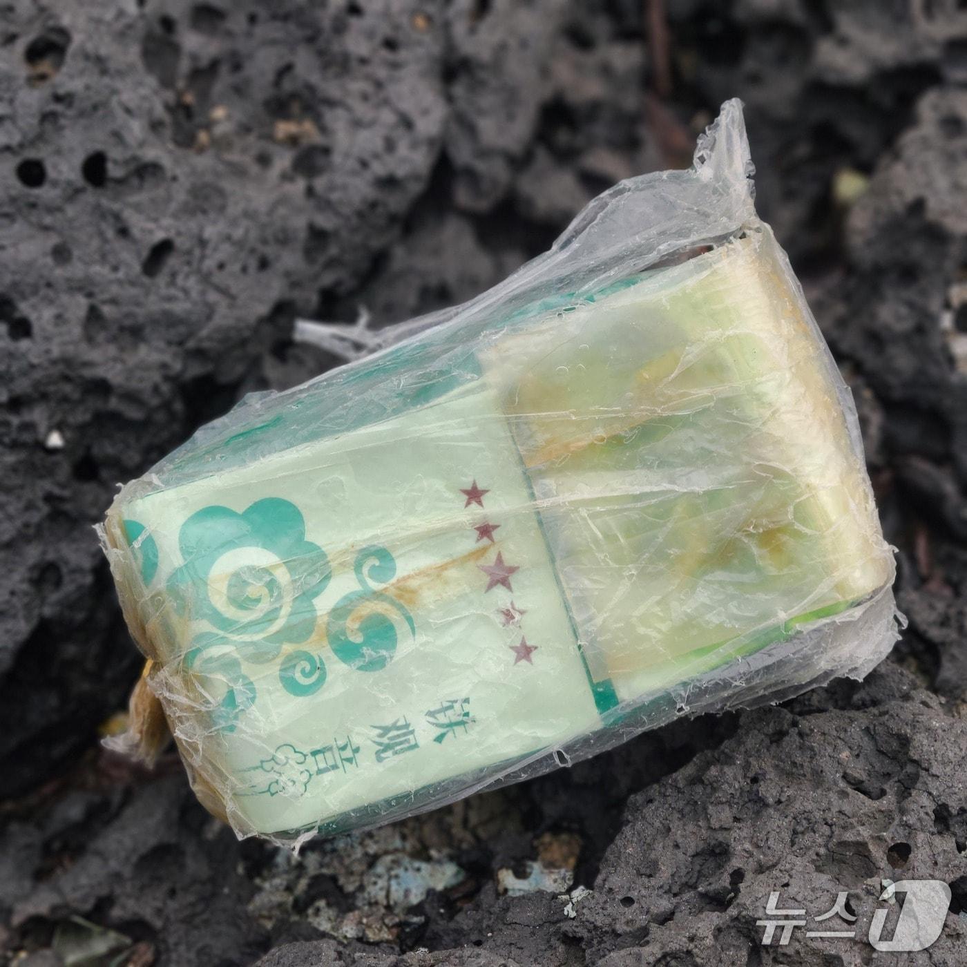 본문 이미지 - 18일 오후 제주시 조천읍 해안가에서 발견된 마약류 의심 물체.(제주지방해양경찰청 제공. 재판매 및 DB 금지)