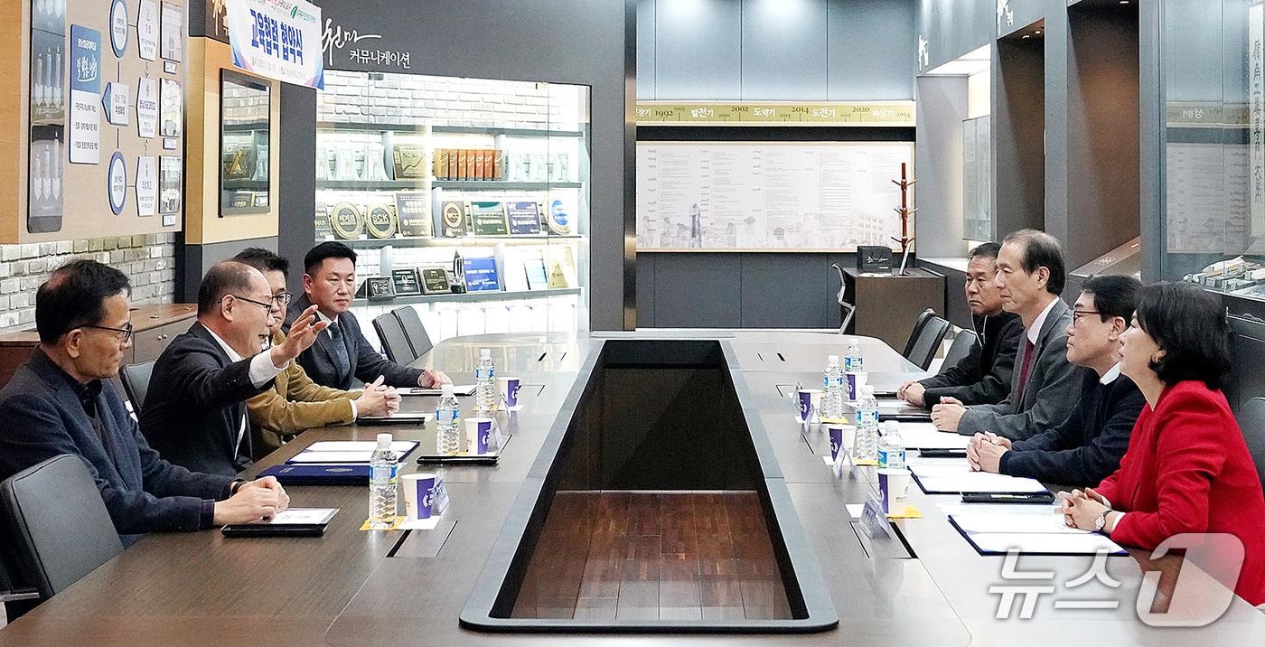 영남이공대와 대구지역 진로진학지원센터가 인재 양성을 위한 협약을 맺었다. &#40;영남이공대 제공. 재판매 및 DB금지&#41;