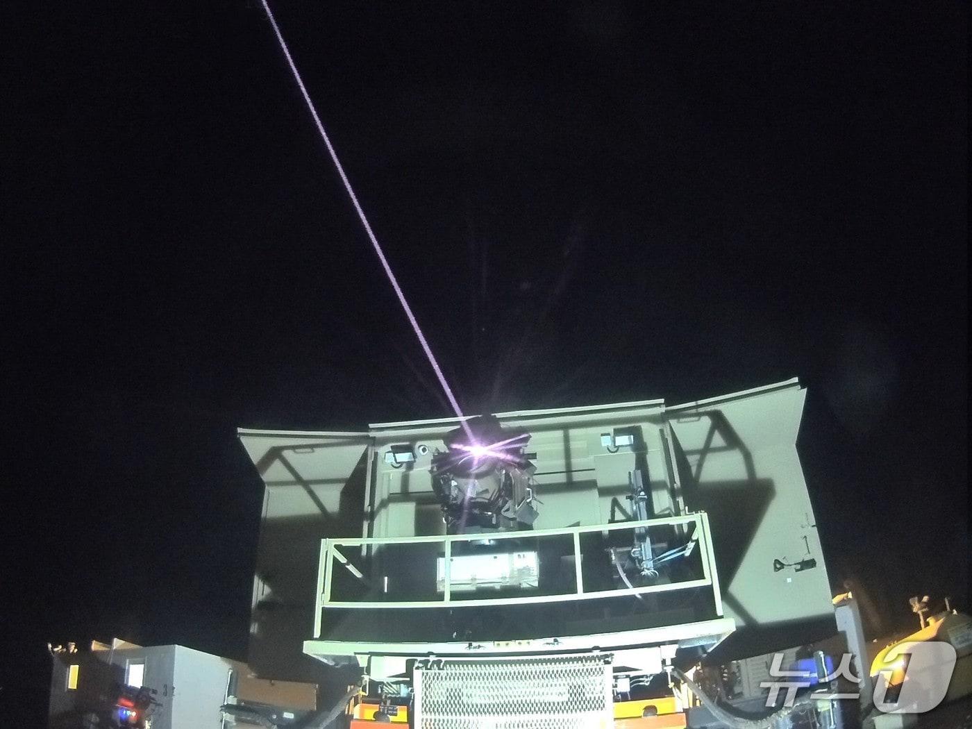 본문 이미지 - 이스라엘의 방산업체 라파엘이 개발한 레이저 요격 시스템 &#39;아이언빔&#40;Iron Beam&#41;&#39;이 연내 이스라엘군에 배치된다. 출처: 이스라엘 국방부