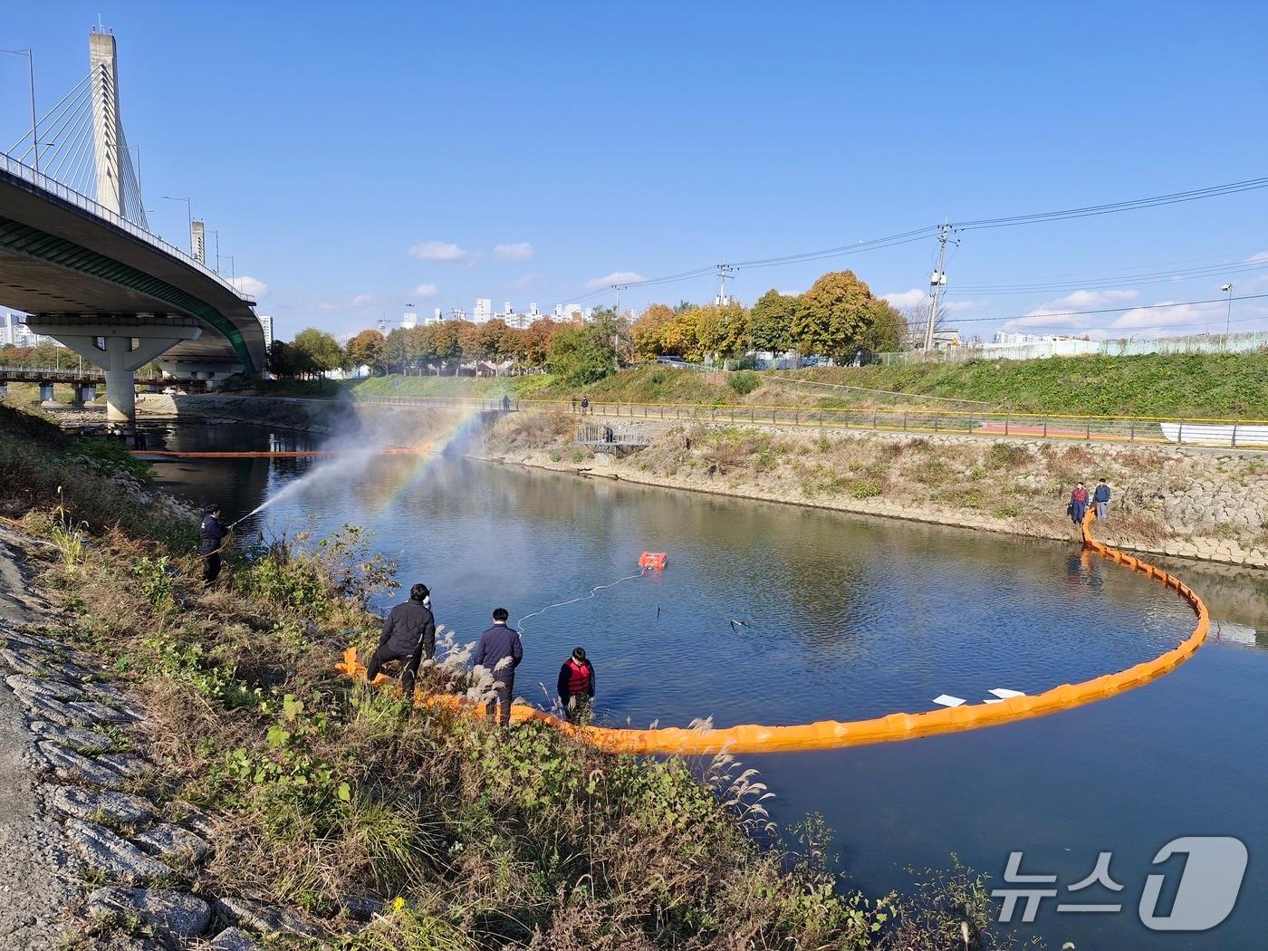 본문 이미지 - 광주 광산구 풍영정천에서 진행된 수질오염사고 민관 합동 방제훈련 모습. &#40;광산구 제공. 재판매 및 DB 금지&#41;