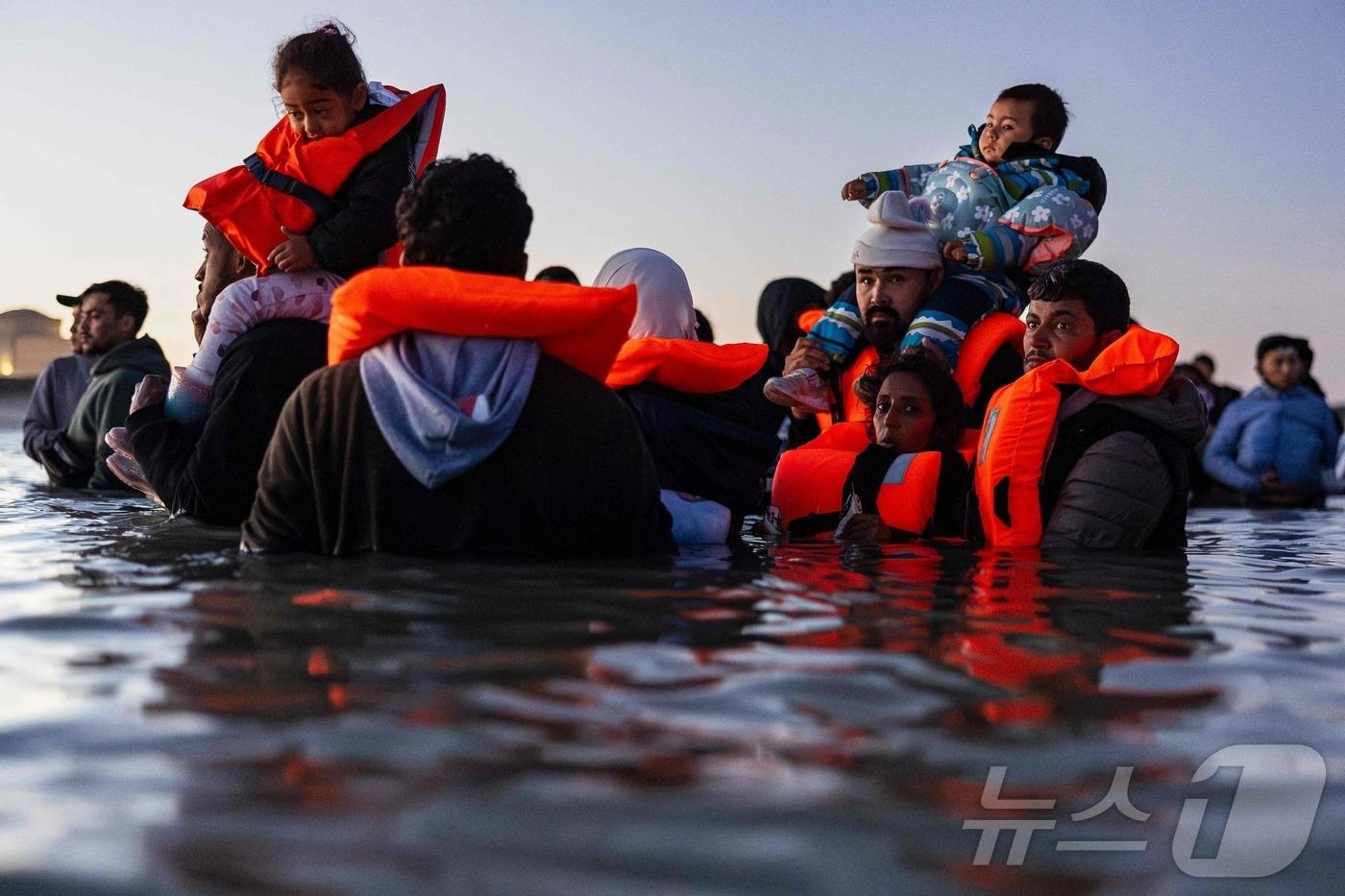 선박을 타고 영국 해협을 건너기 위해 프랑스 북부 해변에서 대기 중인 이주자들. 2025.09.19. ⓒ AFP=뉴스1 ⓒ News1 이지예 객원기자