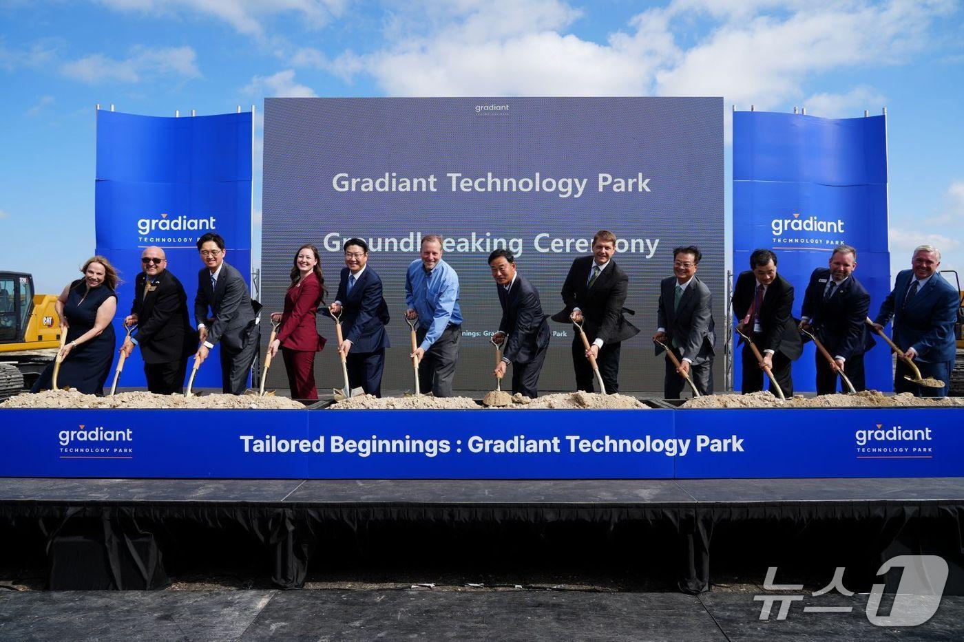 지난 17일&#40;현지시간&#41; 미국 텍사스주 테일러시에서 열린 그래디언트 테크놀로지 파크 착공식에서 주요 참석자들이 기념 세리머니를 하고 있다.&#40;아이마켓코리아 제공&#41;