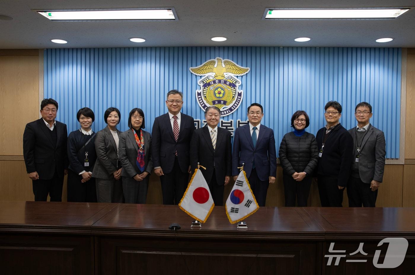 법무부 교정본부 관계자들이 18일 오후 정부과천청사에서 일본교정협회 관계자들과 만나 기념촬영을 하고 있다. 양측은 이날 면담에서 양측 우호 증진과 교정분야 정책 경험·학문 분야에서의 현안을 공유했다. 2025.11.18./ⓒ 뉴스1&#40;법무부 제공&#41;