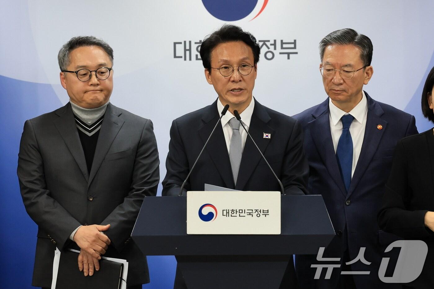 본문 이미지 - 김민석 국무총리가18일 서울 종로구 정부서울청사에서 론스타 ISDS 취소 신청 관련 긴급 브리핑을 하고 있다. ⓒ News1 임세영 기자