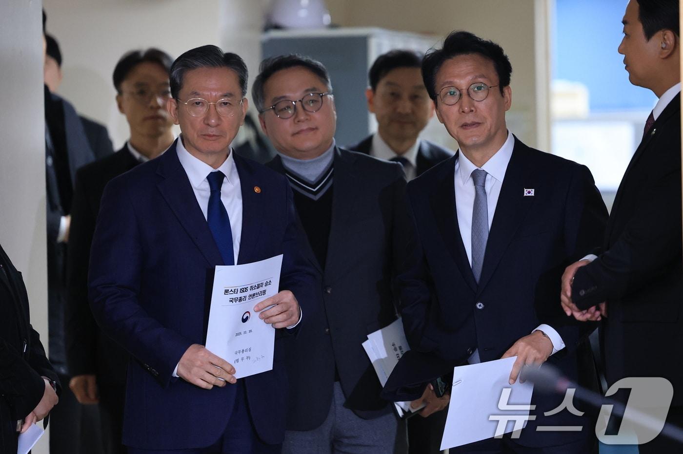 김민석 국무총리와 정성호 법무부 장관이 18일 서울 종로구 정부서울청사에서 론스타 ISDS 취소 신청 관련 긴급 브리핑을 하기 위해 회견장에 들어서고 있다. ⓒ News1 임세영 기자