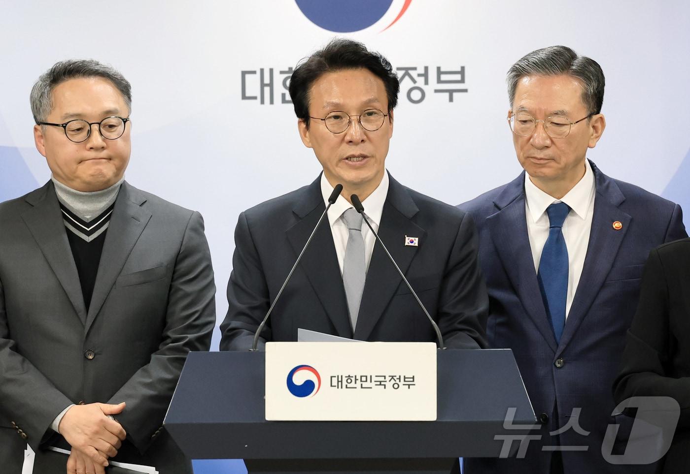 김민석 국무총리와 정성호 법무부 장관이 18일 서울 종로구 정부서울청사에서 론스타 ISDS 취소 신청 관련 긴급 브리핑을 하고 있다. 2025.11.18/뉴스1 ⓒ News1 임세영 기자