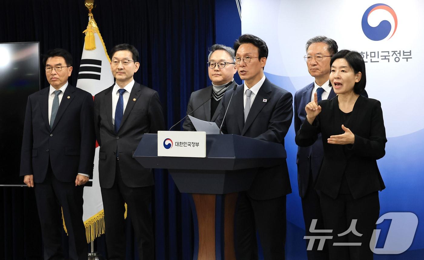 김민석 국무총리와 정성호 법무부 장관이 18일 서울 종로구 정부서울청사에서 론스타 ISDS 취소 신청 결과 관련 긴급 브리핑을 하고 있다. 2025.11.18/뉴스1 ⓒ News1 임세영 기자