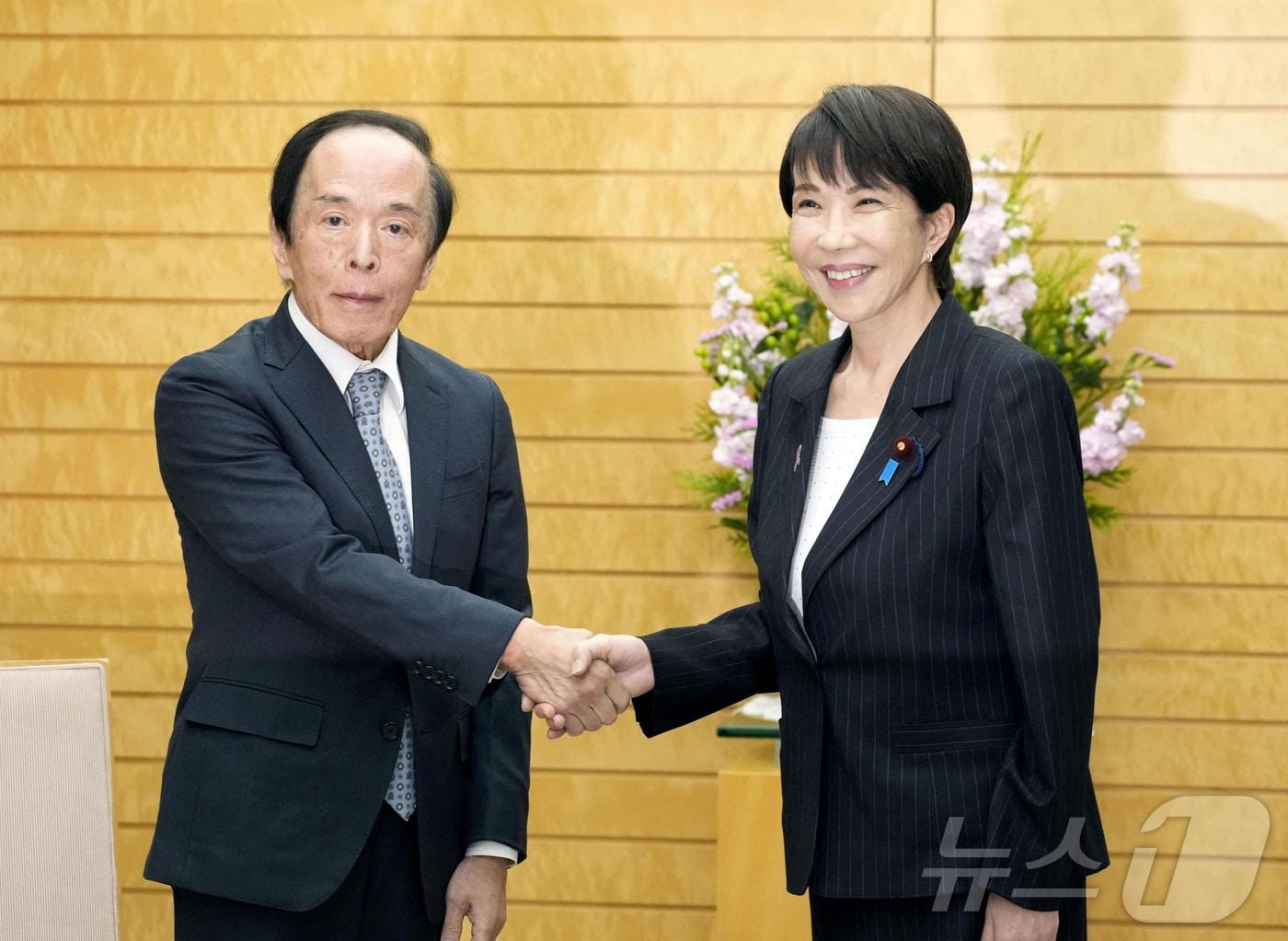 본문 이미지 - 18일 다카이치 사나에 일본 총리가 도쿄의 총리 관저에서 우에다 가즈오 일본은행 총재와 회동하고 있다. 2025.11.18. ⓒ 로이터=뉴스1 ⓒ News1 윤다정 기자