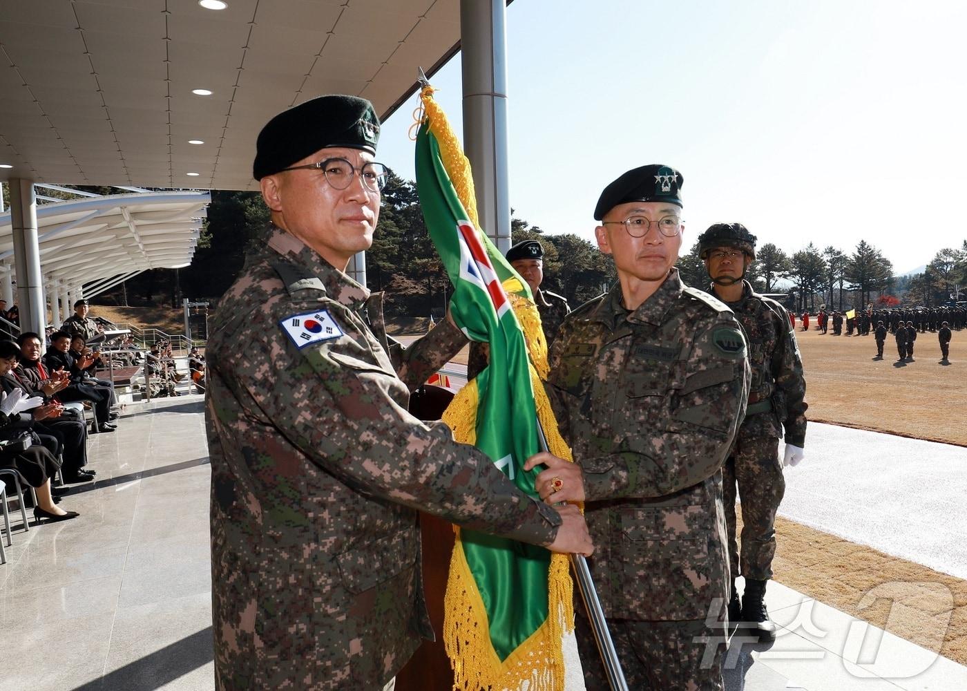 본문 이미지 - 18일 경기 이천시 제7기동군단 사령부에서 진행된 군단장 이·취임식에서 주성운 지상작전사령관&#40;왼쪽&#41;이 최성진 신임 군단장에게 부대기를 이양하고 있다.&#40;제7군단 제공&#41; ⓒ News1 김평석 기자