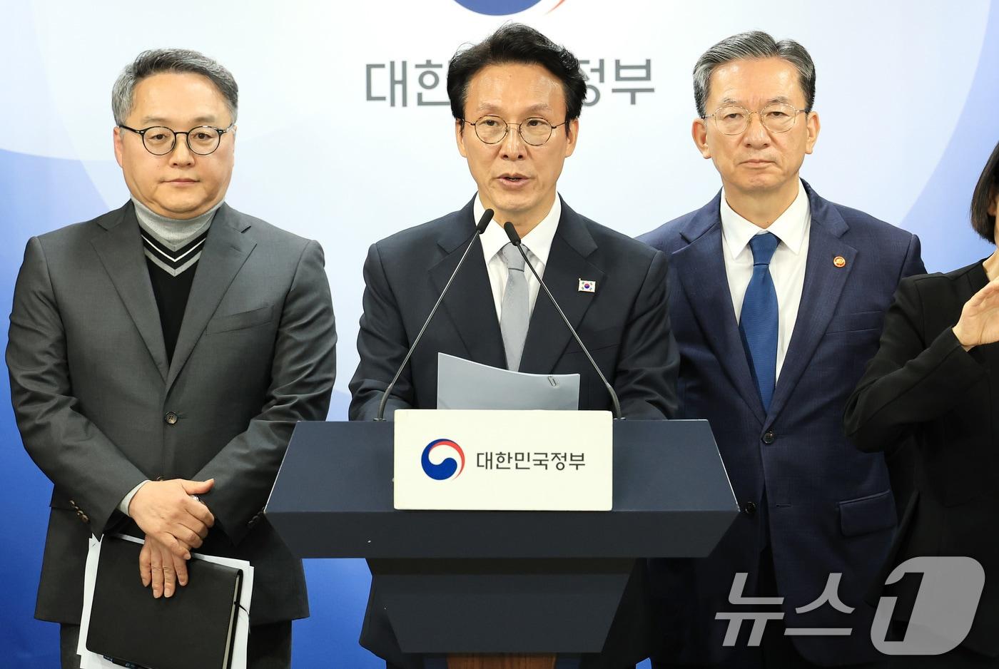 김민석 국무총리와 정성호 법무부 장관이 지난 18일 서울 종로구 정부서울청사에서 론스타 ISDS 취소 신청 결과 관련 긴급 브리핑을 하고 있는 모습. 왼쪽부터 정홍식 법무부 국제법무국장, 김 총리, 정 장관. 2025.11.18/뉴스1 ⓒ News1 임세영 기자