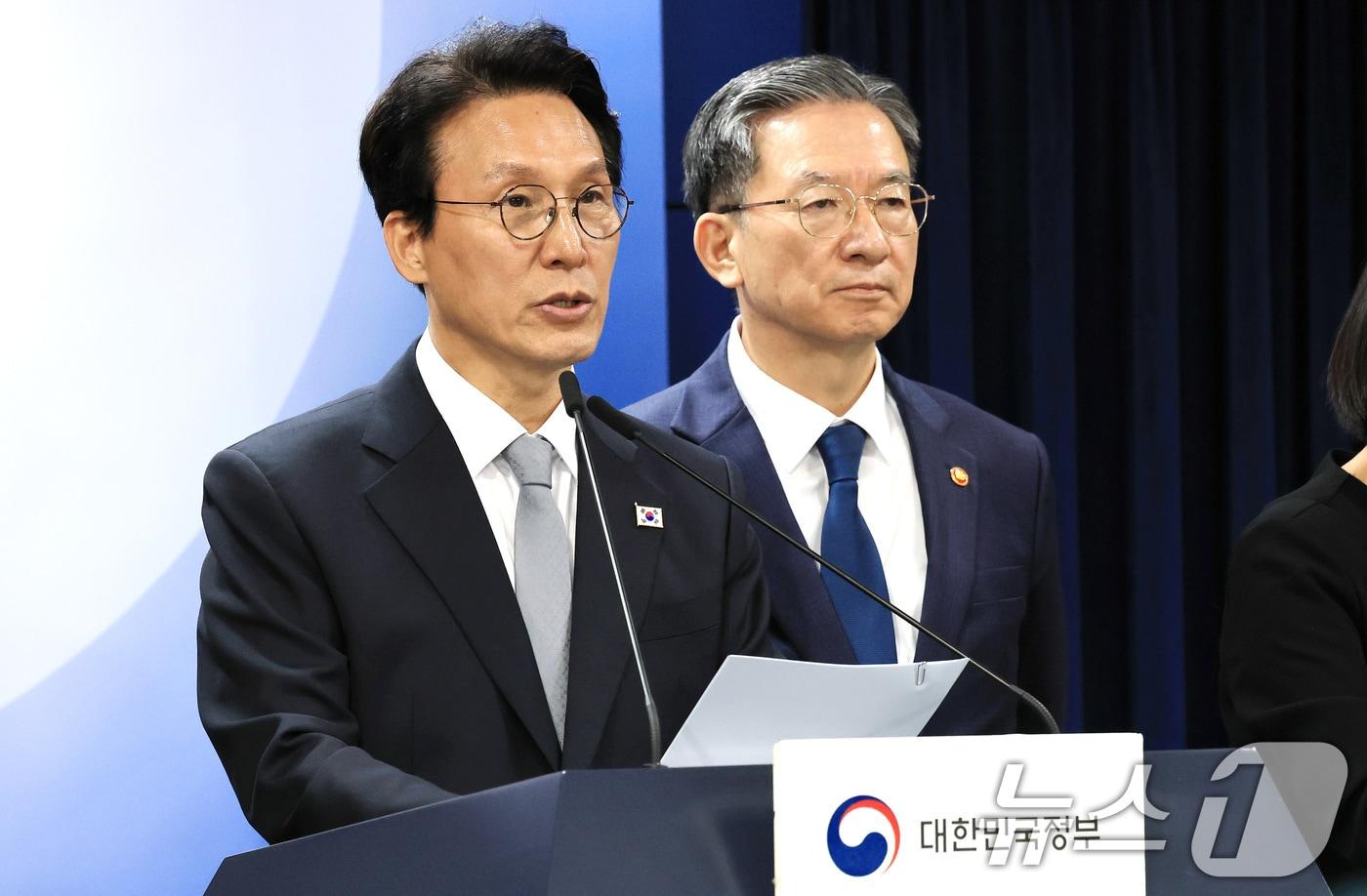 김민석 국무총리와 정성호 법무부 장관이 18일 서울 종로구 정부서울청사에서 론스타 ISDS 취소 신청 결과 관련 긴급 브리핑을 하고 있다. 2025.11.18/뉴스1 ⓒ News1 임세영 기자