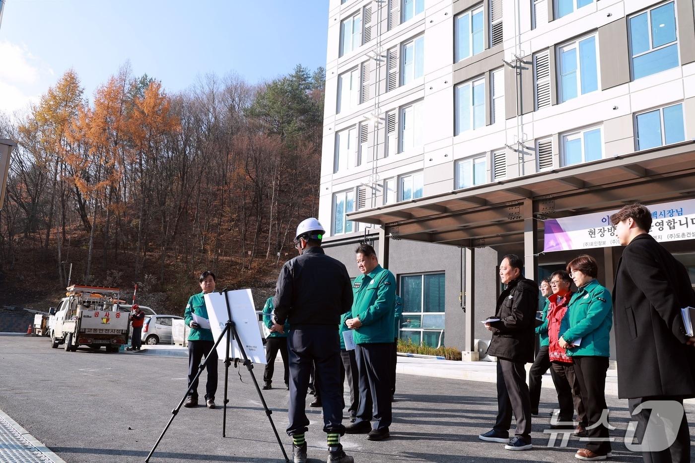 강원랜드 태백 직원 숙소가 오는 18일 태백시 황지동에 마련된 가운데, 이상호 태백시장이 준공에 앞서 숙소를 찾아 점검하고 있다. &#40;태백시 제공. 재판매 및 DB금지&#41; 2025.11.18/뉴스1