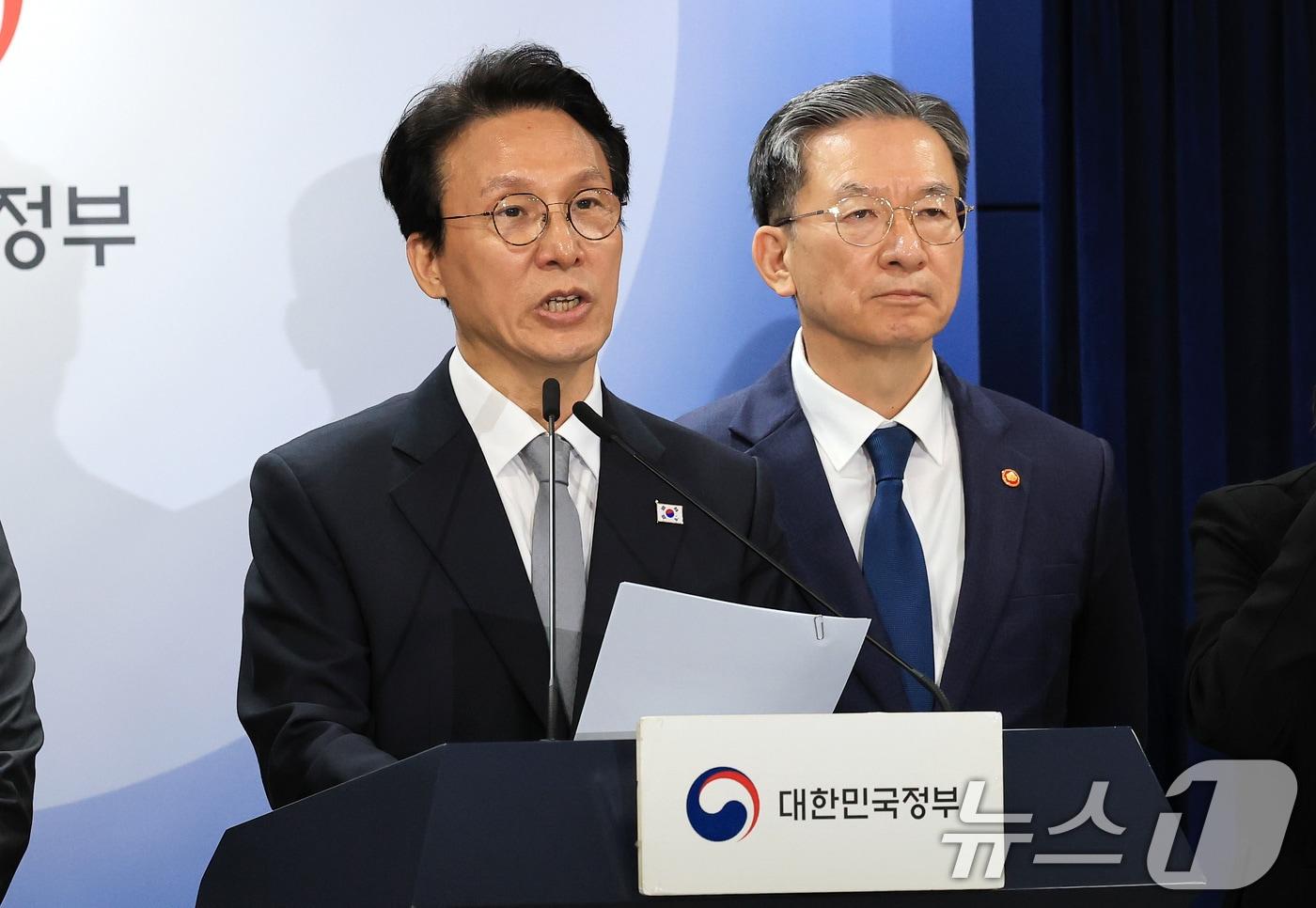 김민석 국무총리와 정성호 법무부 장관이 18일 서울 종로구 정부서울청사에서 론스타 ISDS 취소 신청 결과 관련 긴급 브리핑을 하고 있다. 2025.11.18/뉴스1 ⓒ News1 임세영 기자