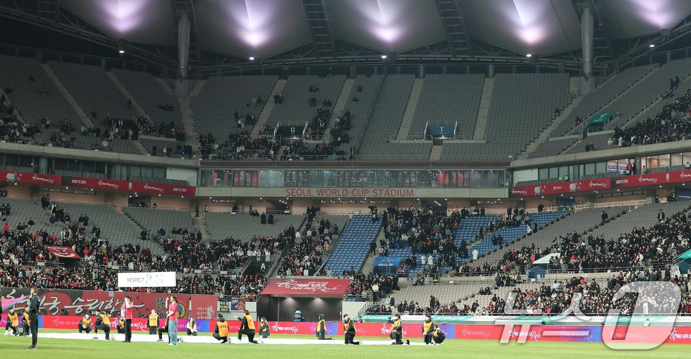18일 서울 마포구 서울월드컵경기장에서 열린 ‘하나은행 초청 국가대표팀 친선경기’ 대한민국과 가나전 관중석 곳곳이 텅 빈 모습을 보이고 있다. 2025.11.18/뉴스1 ⓒ News1 박지혜 기자