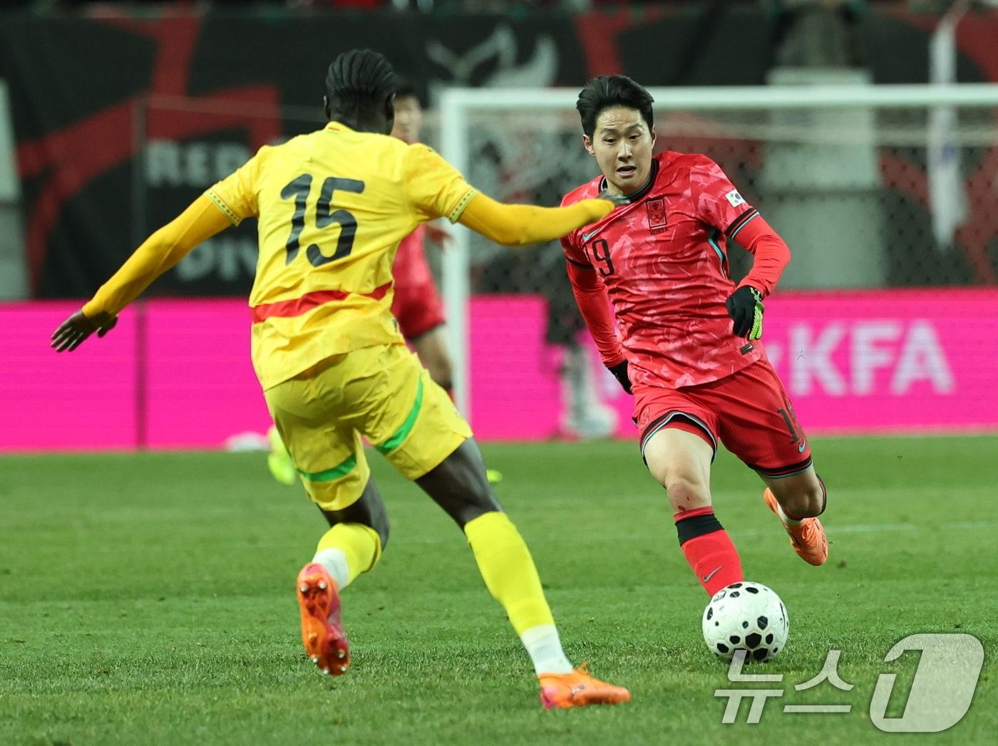 본문 이미지 - 18일 서울 마포구 서울월드컵경기장에서 열린 ‘하나은행 초청 국가대표팀 친선경기’ 대한민국과 가나의 경기에서 대한민국 이강인이 드리블 돌파를 시도하고 있다. ⓒ News1 박지혜 기자