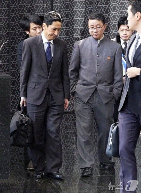 본문 이미지 - 18일 중국 베이징에서 가나이 마사아키 일본 외무성 아시아·대양주국장이 류진쑹 중국 외교부 아주사장&#40;아시아국장&#41;과 대화를 나누고 있다.  2025.11.18. ⓒ 로이터=뉴스1 ⓒ News1 윤다정 기자