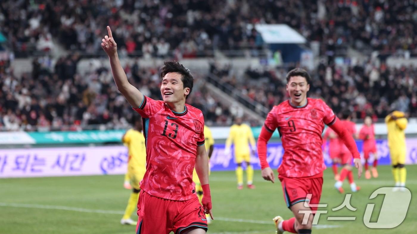 18일 오후 서울 마포구 서울월드컵경기장에서 열린 ‘하나은행 초청 국가대표팀 친선경기’ 대한민국과 가나와의 경기에서 후반 이태석이 헤더 선제골을 넣고 세리머니하고 있다. 2025.11.18/뉴스1 ⓒ News1 박지혜 기자