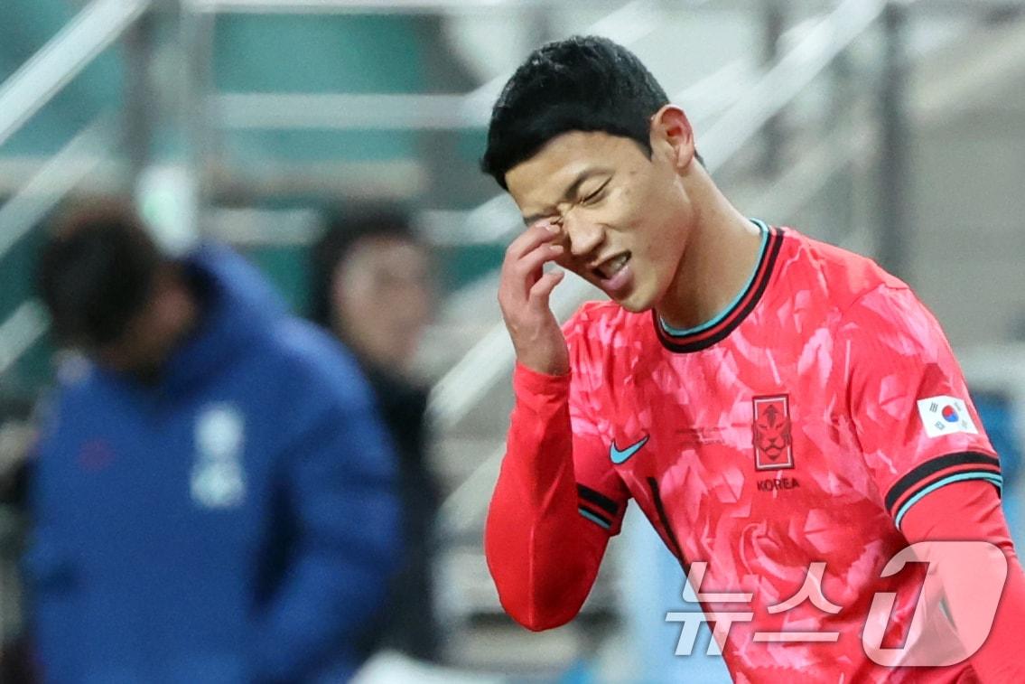 본문 이미지 - 18일 오후 서울 마포구 서울월드컵경기장에서 열린 ‘하나은행 초청 국가대표팀 친선경기’ 대한민국과 가나와의 경기에서 대한민국 황희찬이 페널티킥을 실패한 후 아쉬워하고 있다. 2025.11.18/뉴스1 ⓒ News1 황기선 기자