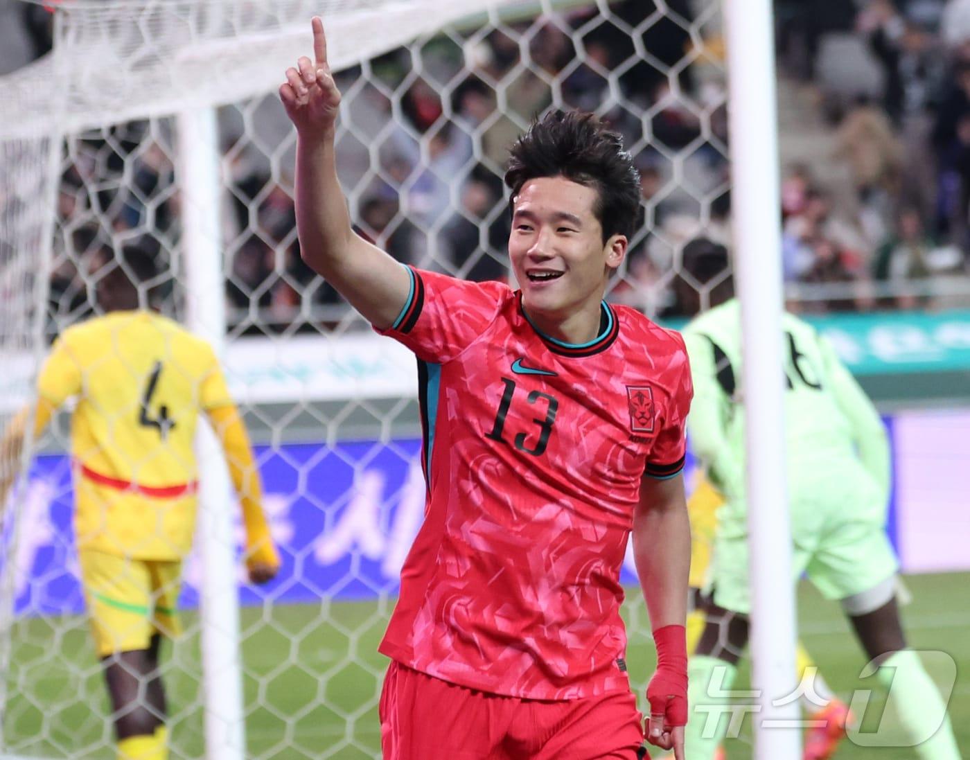 본문 이미지 - 18일 오후 서울 마포구 서울월드컵경기장에서 열린 ‘하나은행 초청 국가대표팀 친선경기’ 대한민국과 가나와의 경기에서 후반 이태석이 헤더 선제골을 넣고 세리머니하고 있다. 2025.11.18/뉴스1 ⓒ News1 박지혜 기자