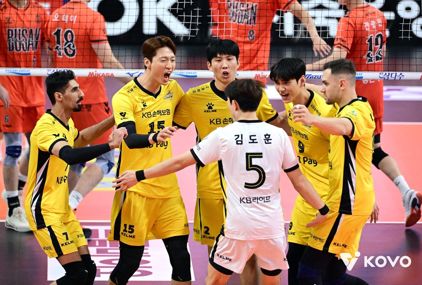 KB손해보험이 OK저축은행을 꺾고 선두에 올랐다. 