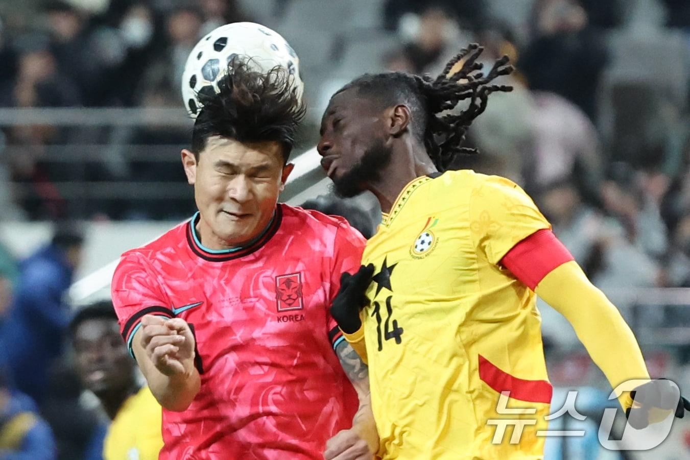 본문 이미지 - 18일 오후 서울 마포구 서울월드컵경기장에서 열린 ‘하나은행 초청 국가대표팀 친선경기’ 대한민국과 가나와의 경기에서 대한민국 김민재가 가나 멘사와 헤더 경합을 하고 있다. 2025.11.18/뉴스1 ⓒ News1 황기선 기자