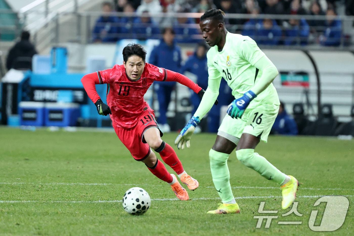 가나 골키퍼를 압박하는 이강인. 그는 경기 내내 종횡무진 뛰었다.  ⓒ News1 황기선 기자