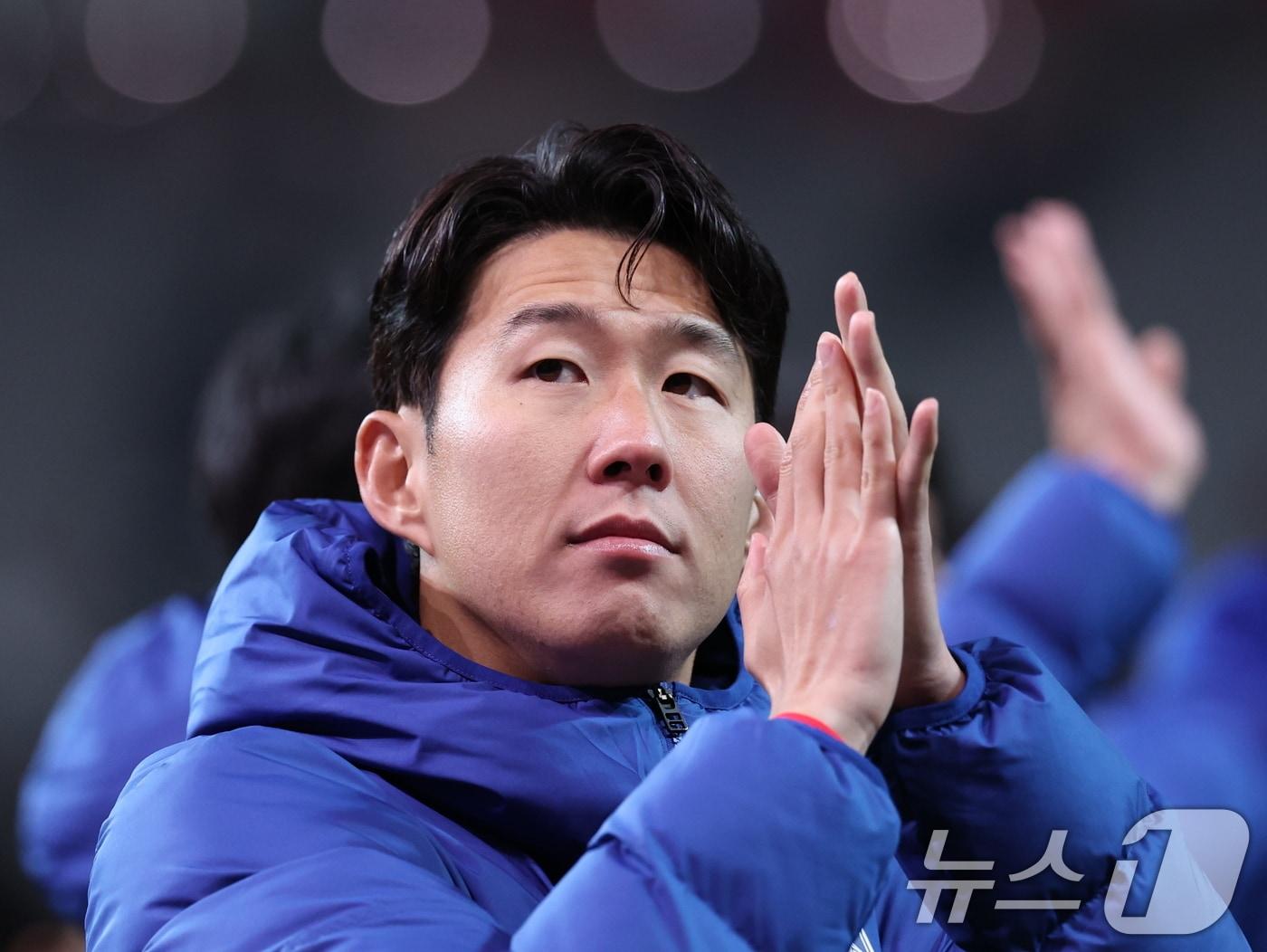 본문 이미지 - 18일 서울 마포구 서울월드컵경기장에서 열린 ‘하나은행 초청 국가대표팀 친선경기’ 대한민국과 가나의 경기를 마친 손흥민이 팬들에게 인사를 하고 있다. 20225.11.18/뉴스1 ⓒ News1 박지혜 기자