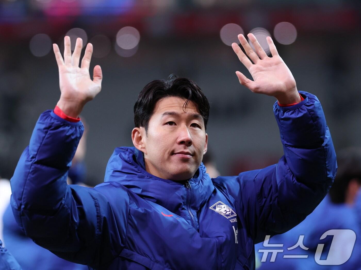 본문 이미지 - 18일 오후 서울 마포구 서울월드컵경기장에서 열린 ‘하나은행 초청 국가대표팀 친선경기’ 대한민국과 가나와의 경기에서 대한민국 손흥민이 가나에 1대0 승리를 거둔 뒤 팬들에게 손 흔들어 인사하고 있다. ⓒ News1 박지혜 기자