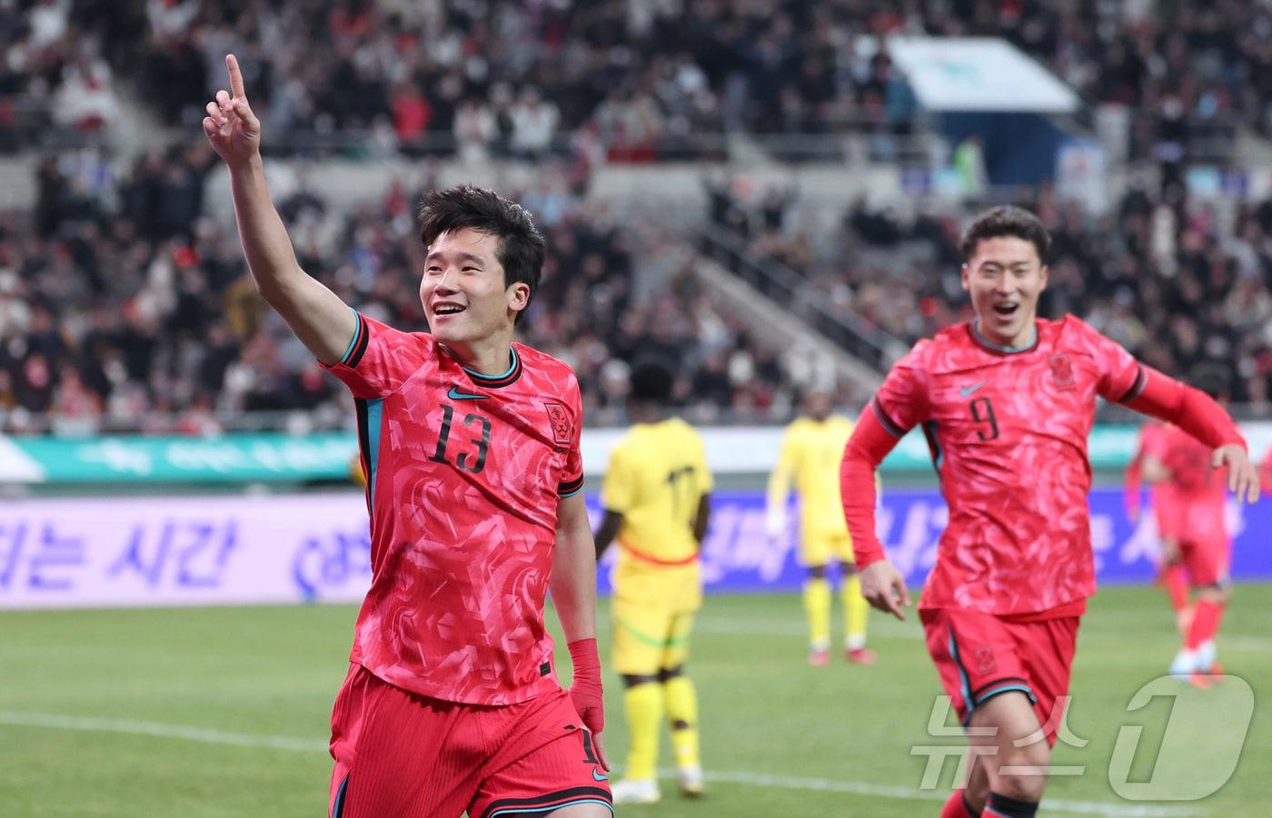 18일 오후 서울 마포구 서울월드컵경기장에서 열린 ‘하나은행 초청 국가대표팀 친선경기’ 대한민국과 가나와의 경기에서 후반 이태석이 헤더 선제골을 넣고 세리머니하고 있다. 2025.11.18/뉴스1 ⓒ News1 박지혜 기자