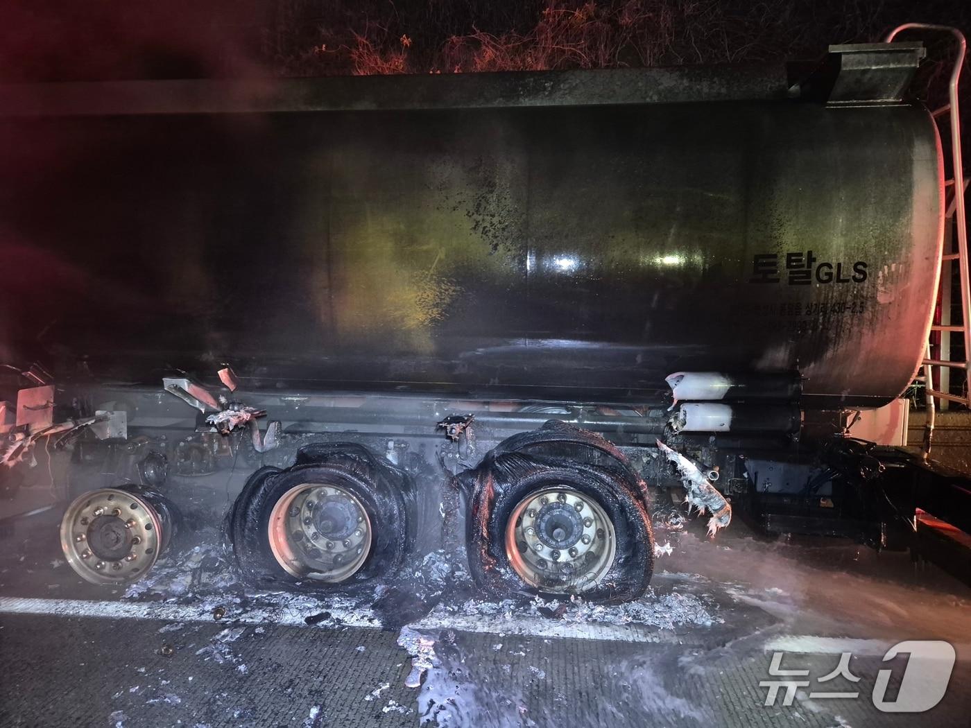 본문 이미지 - 당진대전고속도로 탱크로리 화재 현장. &#40;당진소방서 제공, 재판매 및 DB금지&#41; / 뉴스1