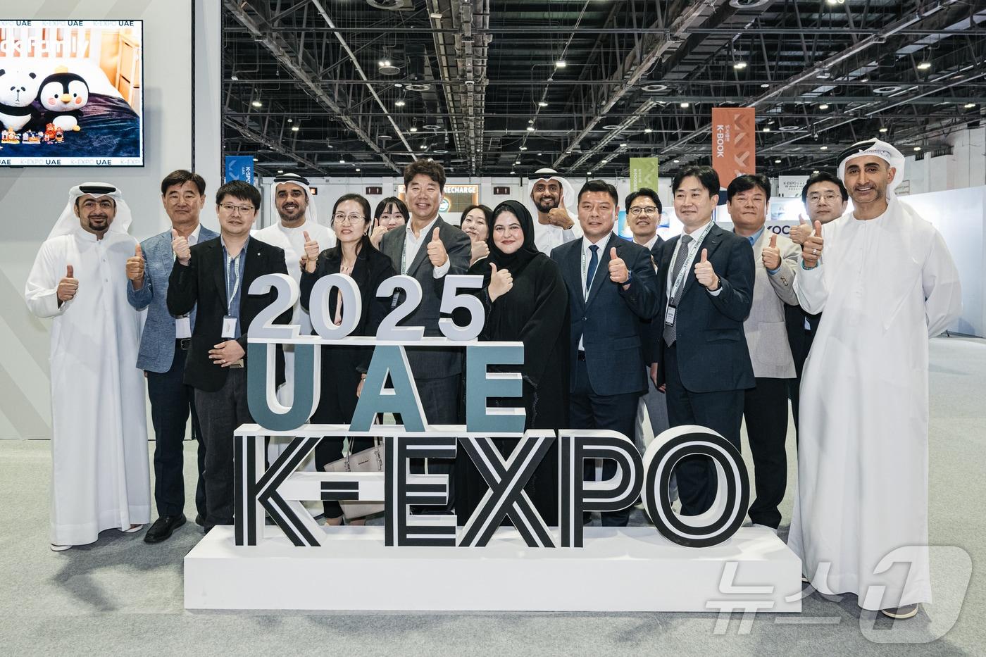 17일&#40;현지 시각&#41; 아랍에미리트 두바이 월드트레이드센터에서 열린 &#39;2025 K-엑스포 아랍에미리트: 올 어바웃 케이 스타일&#39;의 기업 간 거래&#40;B2B&#41; 라운지에서 김락균 한국콘텐츠진흥원&#40;콘진원&#41; 글로벌혁신부문장 등과 두바이 외교부 관계자들이 엄지를 들어 보이며 기념촬영하고 있다. &#40;사진가 장석현 제공, 재판매 및 DB금지&#41; 2025. 11.18/뉴스1 ⓒ News1  