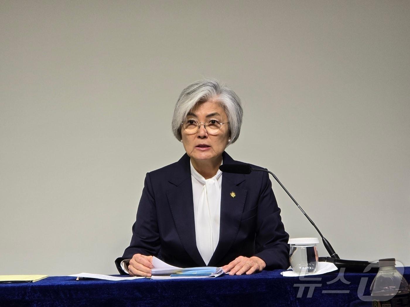 본문 이미지 - 강경화 주미대한민국대사가 18일&#40;현지시간&#41; 워싱턴DC 한국문화원에서 열린 한국 특파원단 간담회에서 모두 발언을 하고 있다. 2025.11.18. ⓒ News1 류정민 특파원