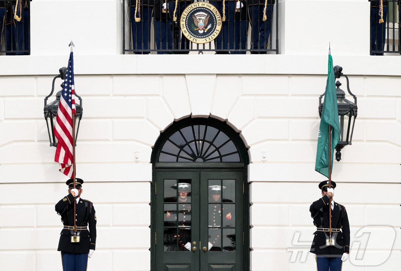 미국 워싱턴DC 백악관에 18일&#40;현지시간&#41; 명예 경비대원들이 성조기와 사우디아라비아 국기를 나란히 들고 있다. 2025.11.18 ⓒ 로이터=뉴스1 ⓒ News1 강민경 기자