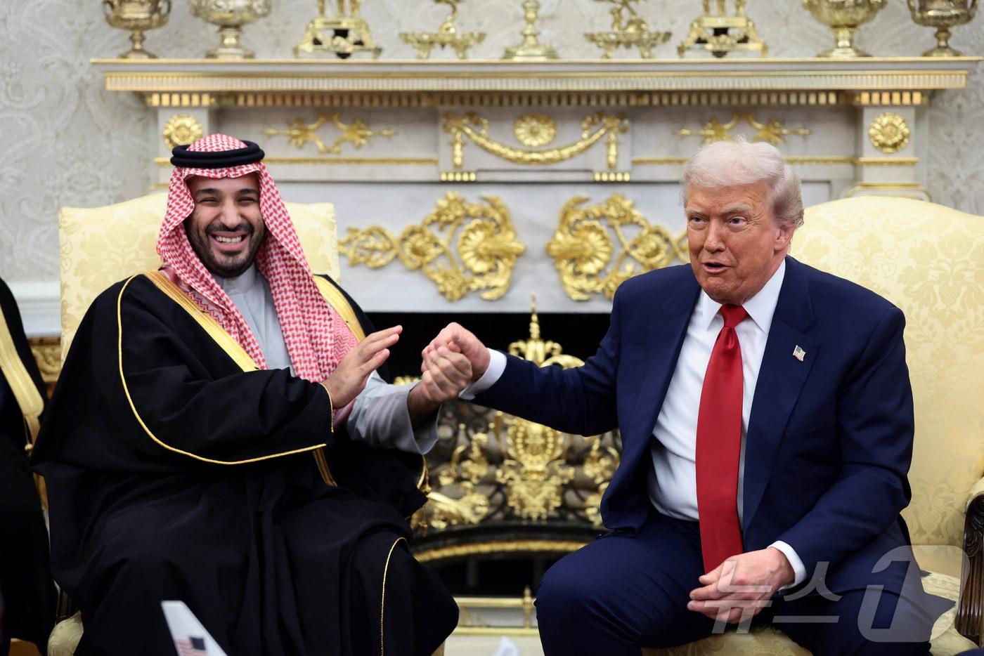 도널드 트럼프 미국 대통령&#40;오른쪽&#41;이 18일&#40;현지시간&#41; 백악관 오벌오피스에서 무함마드 빈 살만 사우디 왕세자와 나란히 앉아 회담하고 있다. 2025.11.18 ⓒ 로이터=뉴스1 ⓒ News1 강민경 기자